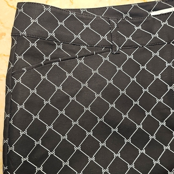 White House Black Market Black w/Diamond Design Stretch Burmuda Shorts Size 10 - Picture 3 of 8